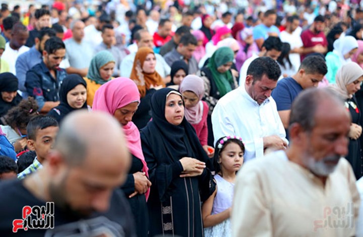 صلاة العيد تجمع بين النساء والرجال في مصلى واحد بمصر !