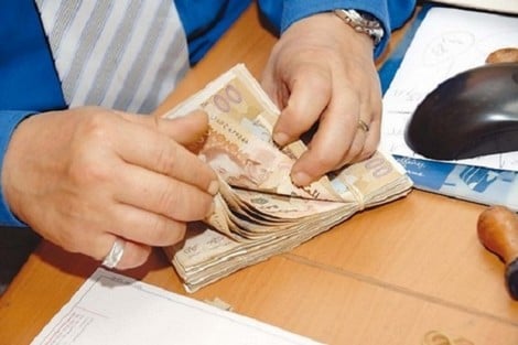 بنكي يحول مليار ومئاتي مليون لأقربائه ومعارفه من أموال الزبناء !؟ 