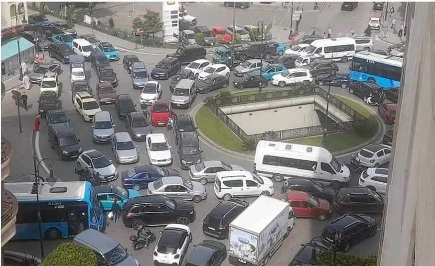 طنجة: الاختناق المروري يعكس تحديات النمو الحضري بالمدينة.