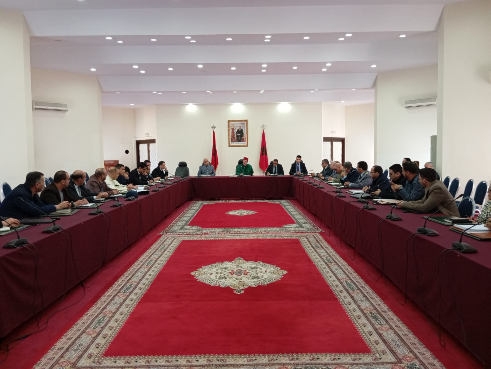 على خلفية النشرة الإنذارية عامل إقليم الحسيمة يترأس اجتماعا عاجلا