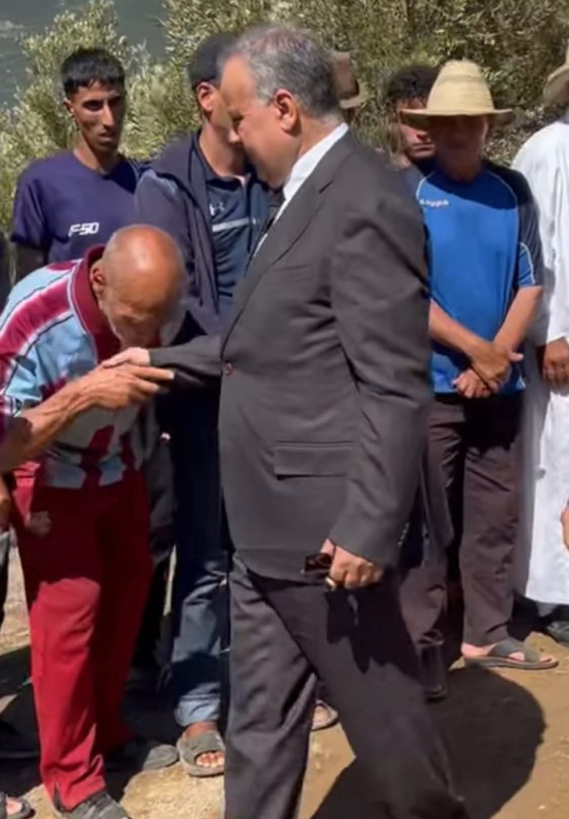  واقعة تقبيل يد عامل شفشاون تعيد الجدل حول حضور “صحافة فيسبوك” في التغطيات الرسمية!