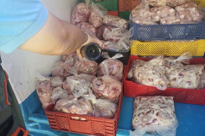 طنجة : الدرك الملكي لكزناية يحبط شبكة اجرامية لتوزيع اللحوم الفاسدة ، منها لحوم الحمير والدجاج.