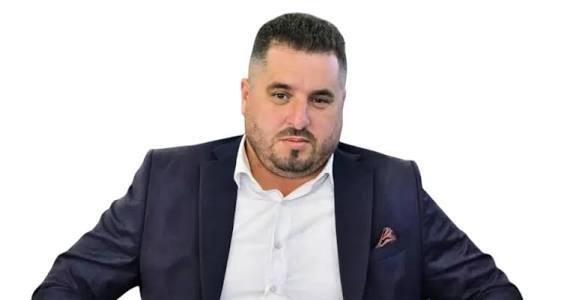 إمزورن تختنق : من يحمي الملك العمومي من  سطوة أرباب المقاهي والمحلات التجارية في ظل سكوت السلطة والمجلس ؟ 