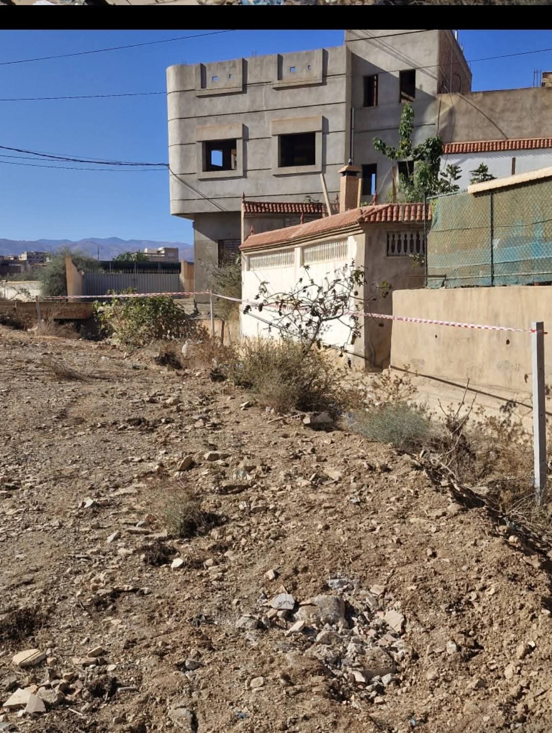 فوضى البناء العشوائي تهدد سلامة المواطنين بإقليم الحسيمة… ومطالب بفتح تحقيق عاجل!