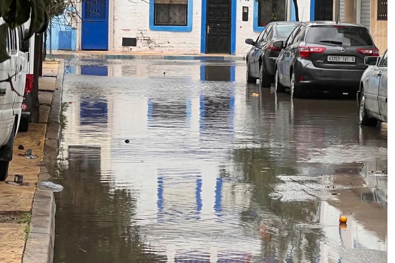 كارثة تصريف الأمطار في طنجة : بنية تحتية معطّلة وسكان تحت رحمة السيول