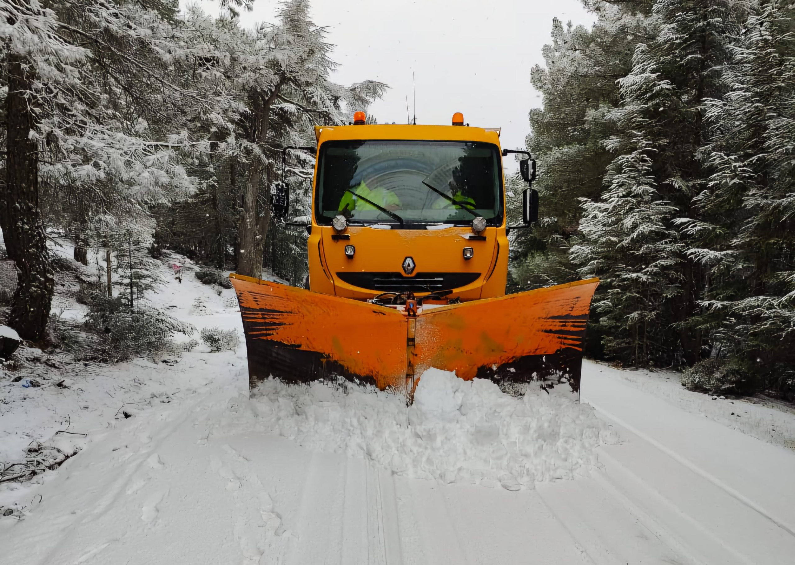 عودة الحركة إلى طرق الحسيمة بعد موجة ثلجية كثيفة