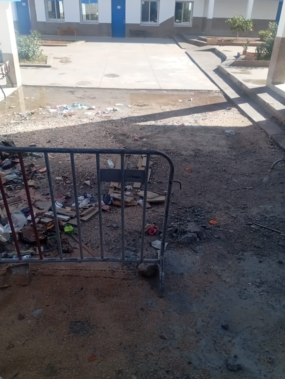 الحسيمة / أولياء أمور مدرسة فاطمة الزهراء يدقّون ناقوس الخطر: تعثّر أشغال باب المؤسسة يهدّد سلامة أزيد من 800 تلميذ!