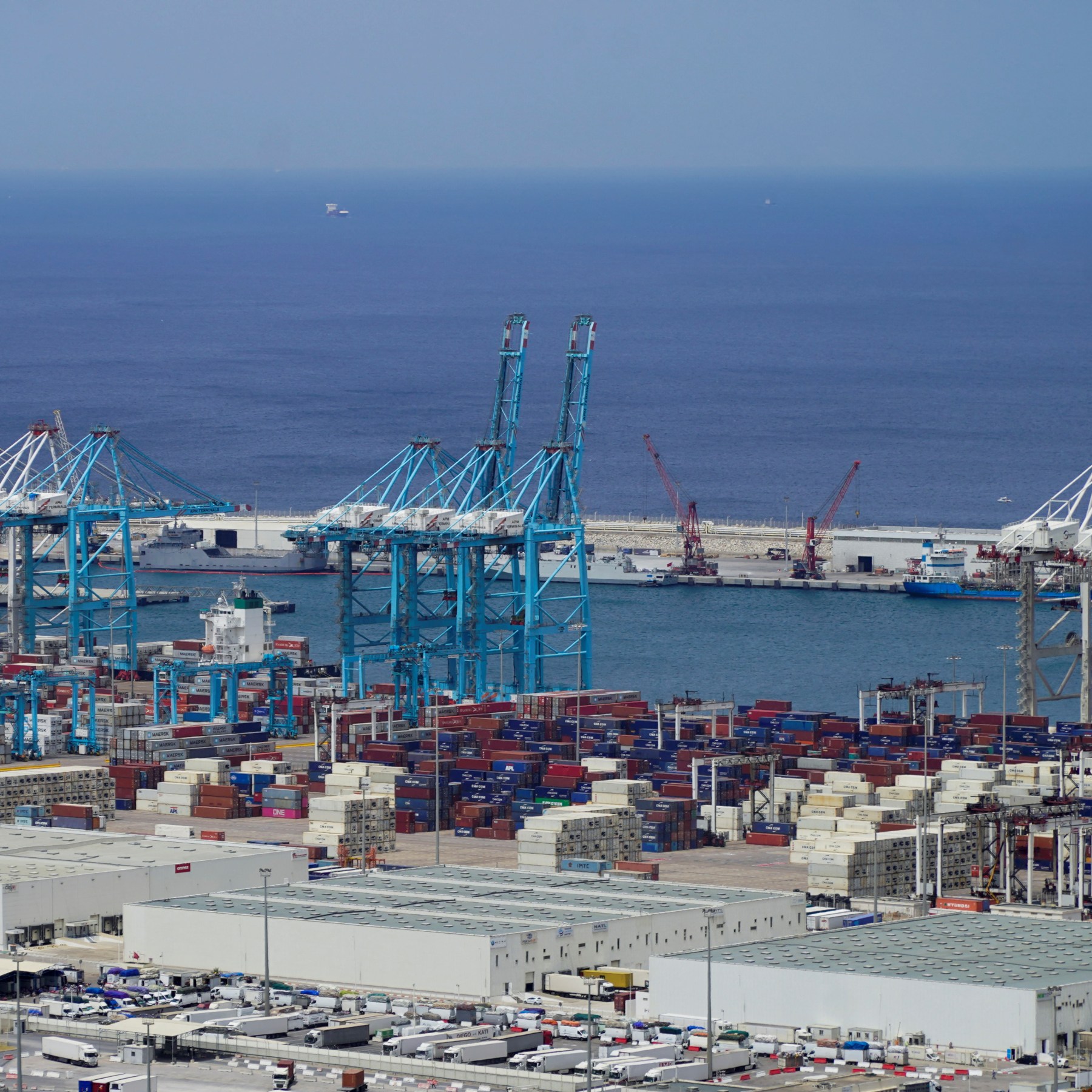 ميناء طنجة المتوسط يكتسح المتوسط ويقترب من عمالقة شمال أوروبا! 