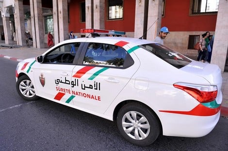طنجة: المصالح الأمنية تحدد هوية قاصر تشبث بسيارة للشرطة.