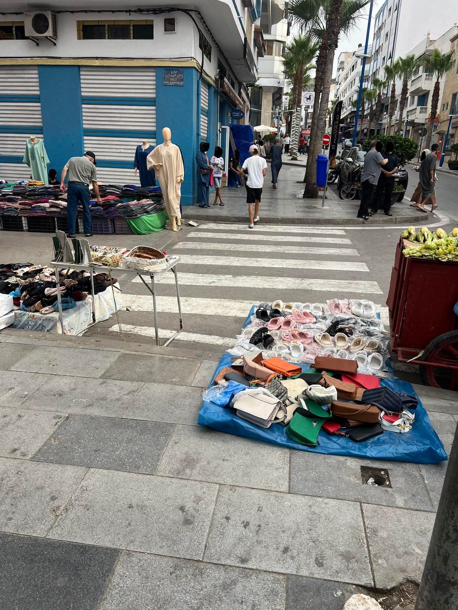 إلى متى يستمر العبث؟.. احتلال الأرصفة بالحسيمة يثير الاستياء ويعيد طرح مسؤولية السلطات في فرض القانون