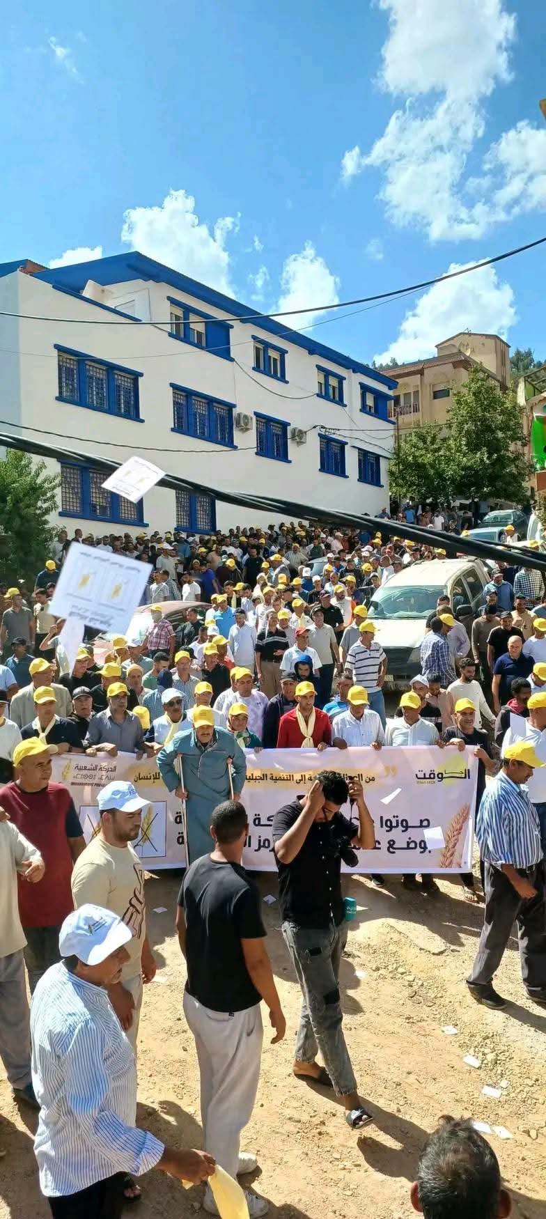 جماهير غفيرة تستقبل الدكتور  محمد الأعرج بجماعة عبد الغاية السواحل بإقليم الحسيمة!