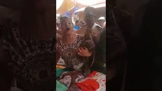 عاجل: شرطي يضرب امرأة في سوق مدينة وجدة 