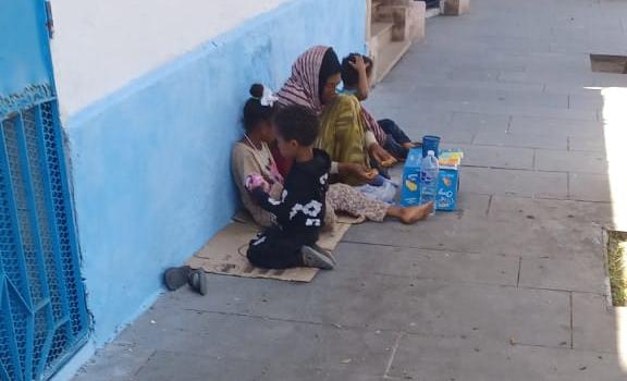 صرخات  أم وثلاثة أطفال بشارع عبد الكريم الخطابي بالحسيمة تثير الجدل.. أين تدخل السلطات؟