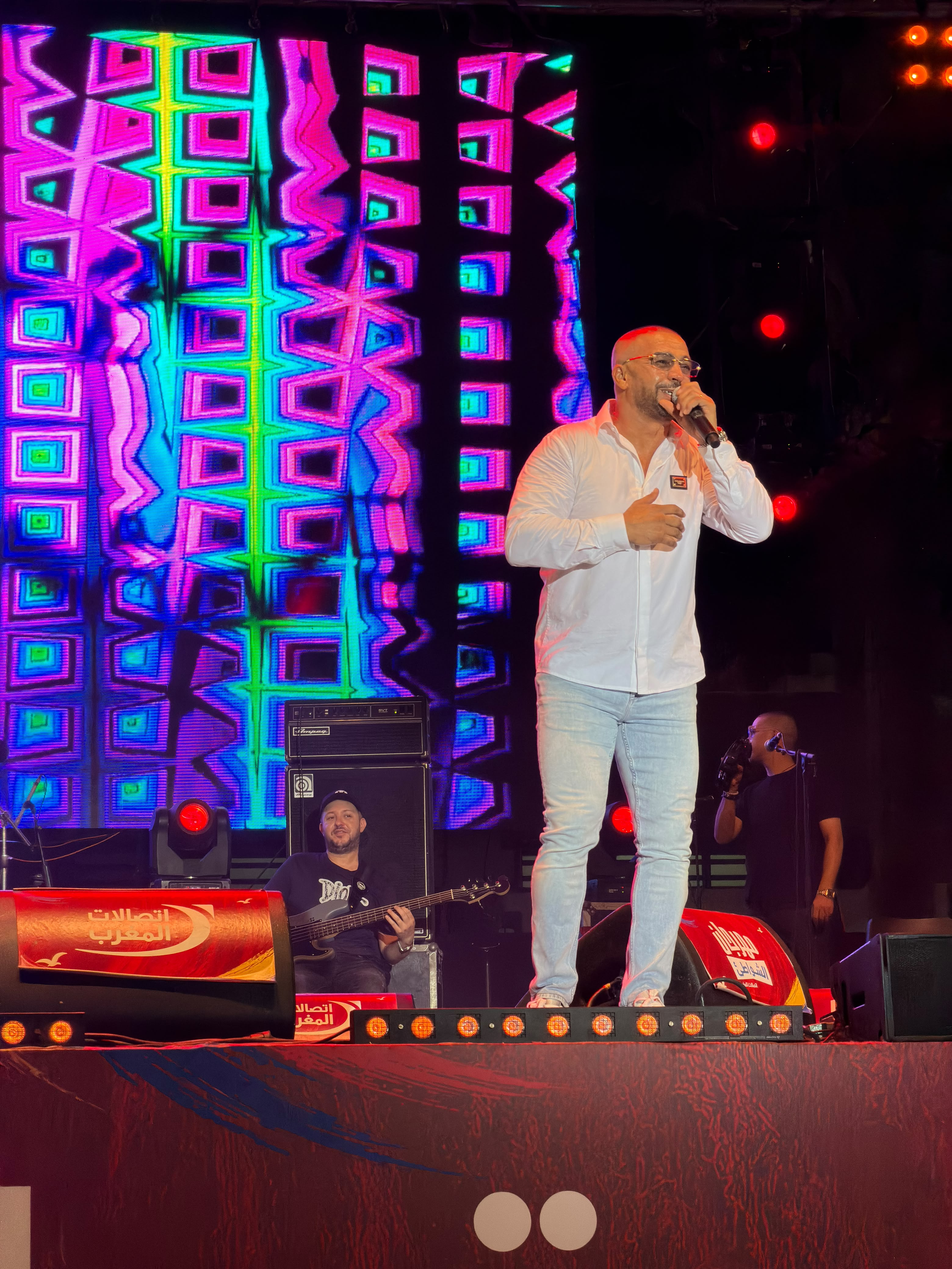 رشيد قاسمي يخطف الأضواء في مهرجان الشواطئ بالحسيمة بأعماله القديمة والجديدة