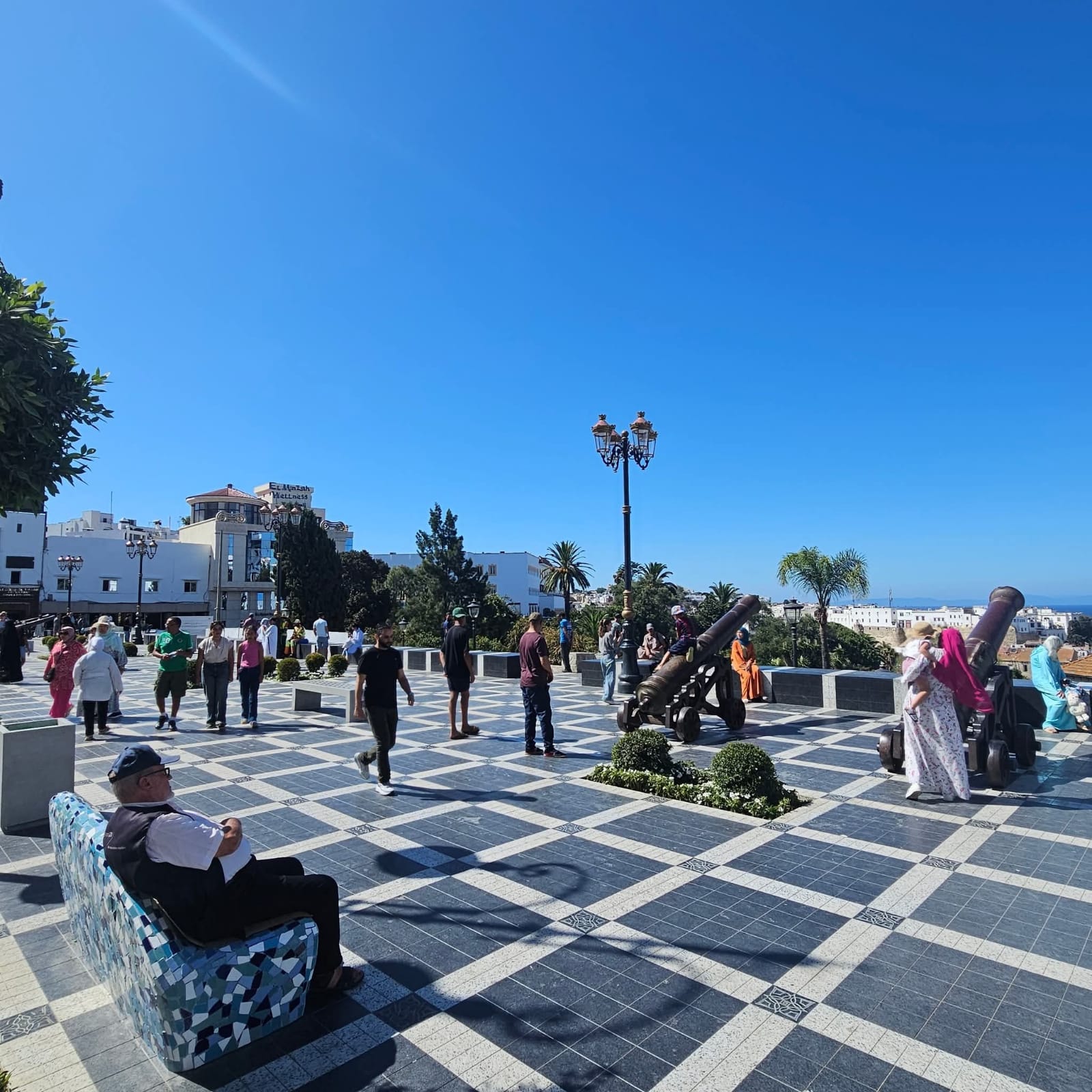السلطات المحلية بطنجة تمنع تنظيم وقفة بساحة سور المعكازين وسط نقاش حول تدبير الفضاءات العمومية