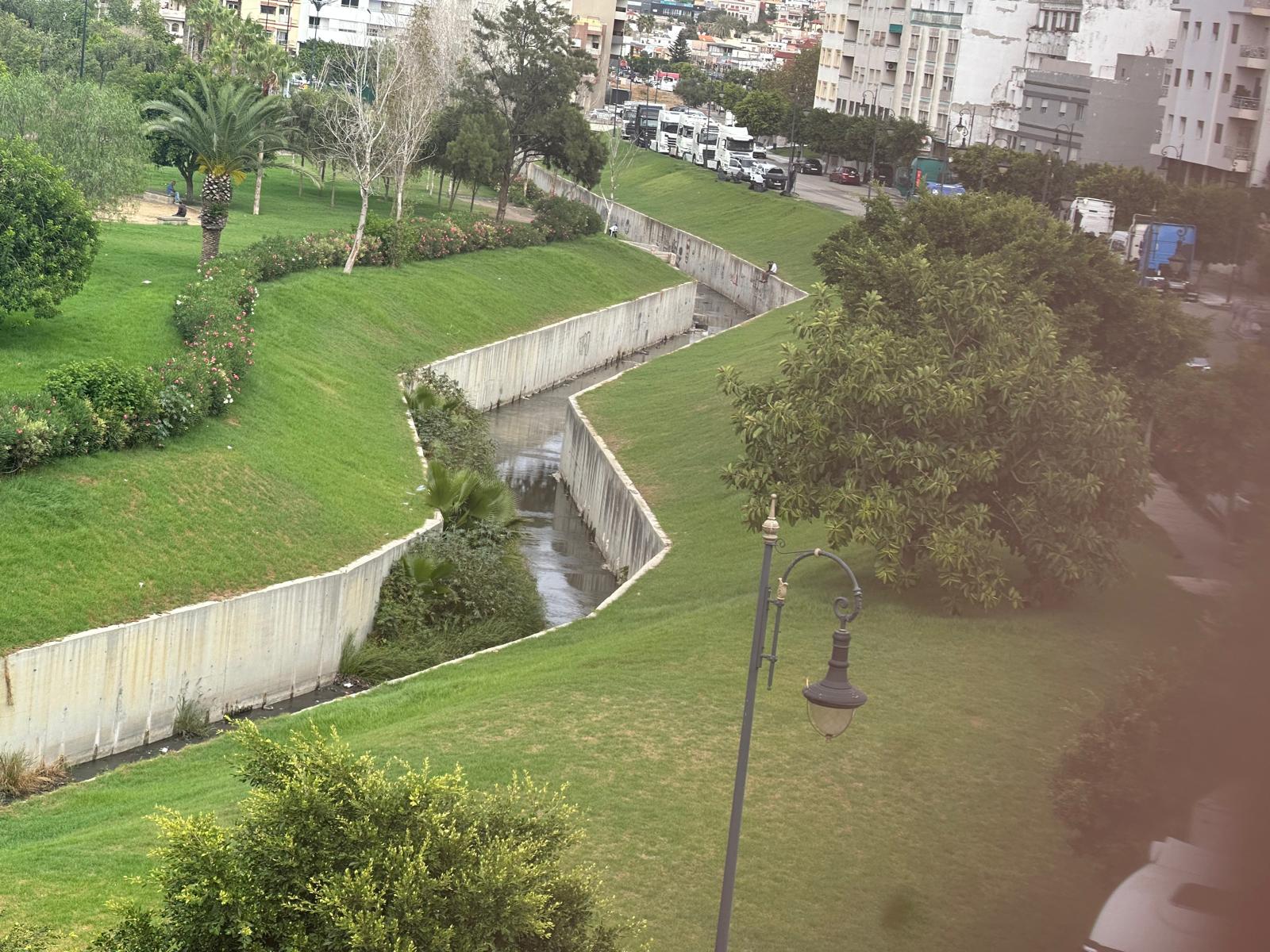 نفق بني مكادة بطنجة.. روائح الوادي الحار والناموس تحولان محيط المنطقة إلى مصدر قلق للساكنة!