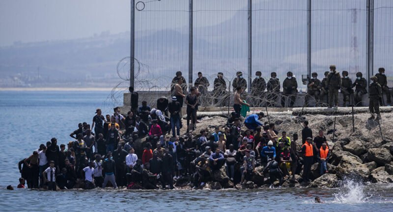 رقمان يتناقضان: المغرب يقول أعاد 327 قاصراً من سبتة.. ومدريد تنفي